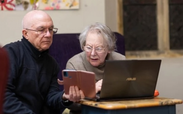 couple looking at computer confused