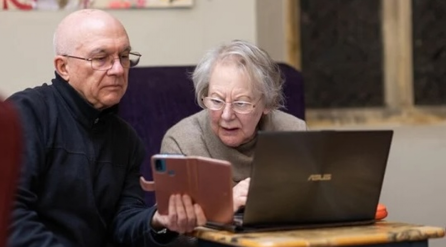 couple looking at computer confused